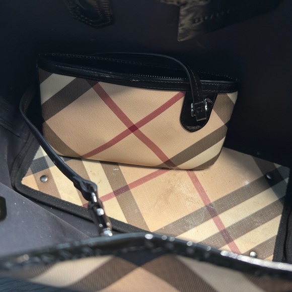 ADDITIONAL PRICE CUT Closet Clear Out Burberry Black and Tan Tote Bag, pouch - Picture 2 of 16